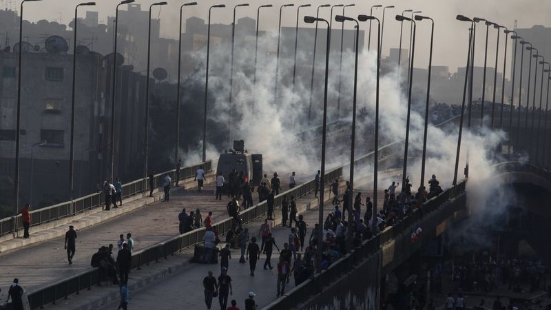 Příznivci Mursího utíkají před slzným plynem 