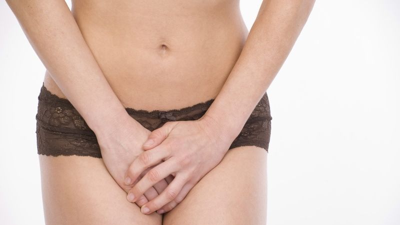 Inkontinence je častější u žen, ani mužům se ale nevyhýbá. 