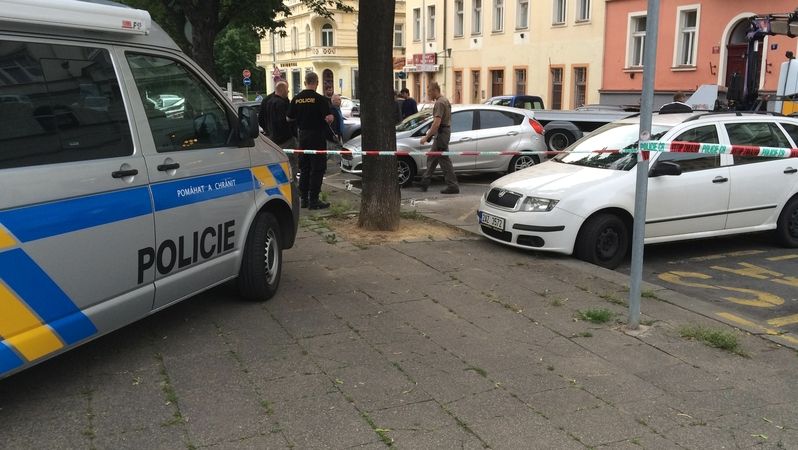 Výbuch bomby pod osobním autem na Ostrčilově náměstí v centru Prahy