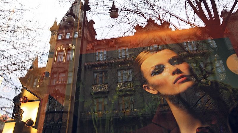 Odlesk luxusu ve výlohách pražské Pařížské ulice