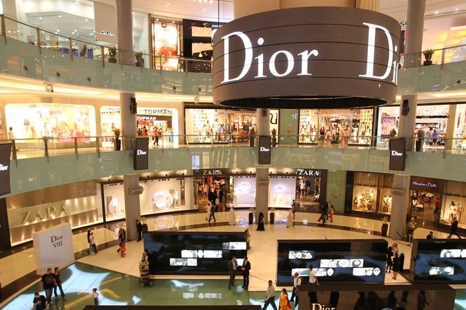 V průběhu nákupního festivalu padají v Dubai Mall ceny i těch nejluxusnějších značek na polovinu.