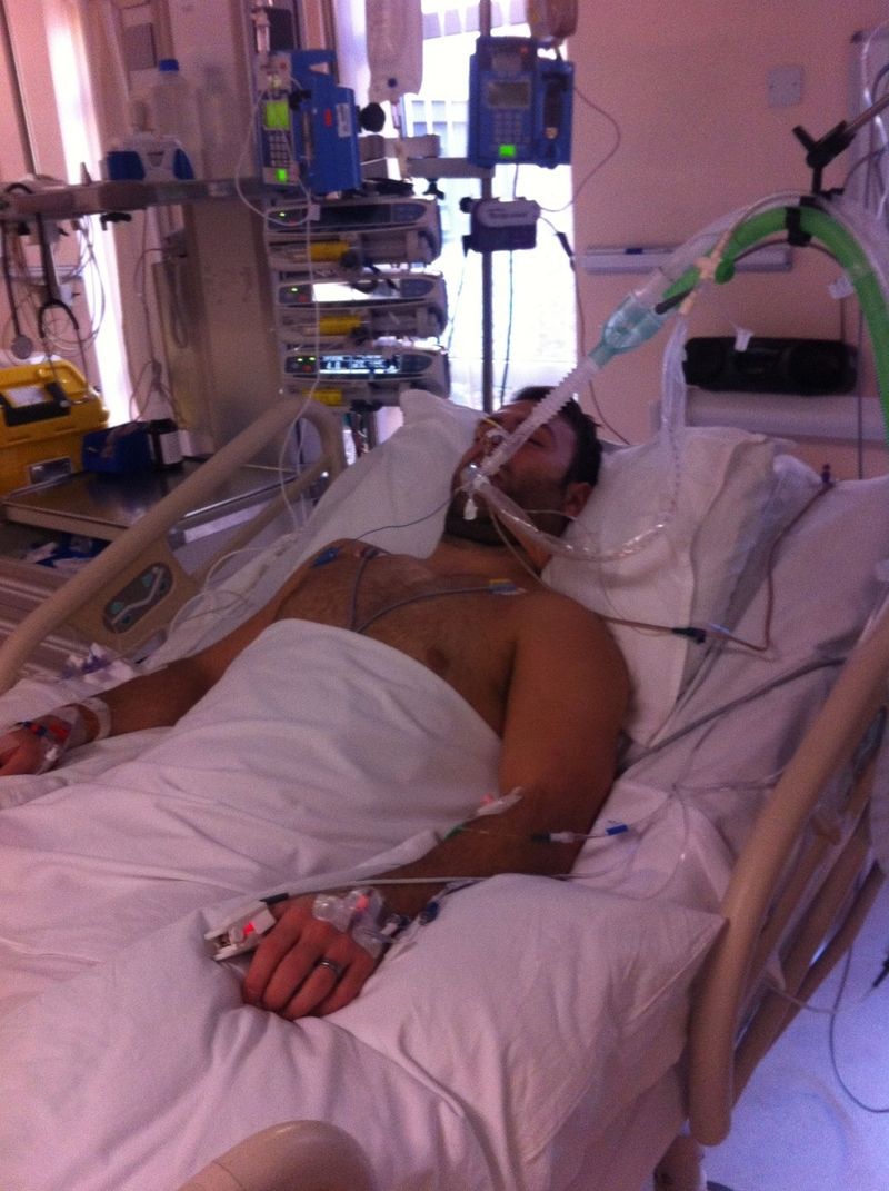 Po několika dnech, kdy nebylo Tomovi dobře, začal ztrácet cit v rukou i nohou, až nakonec skončil paralyzovaný a v kómatu v nemocnici. 