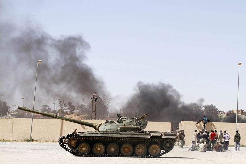 Rebelové cvičí s obrněným transportérem v Zintánu.