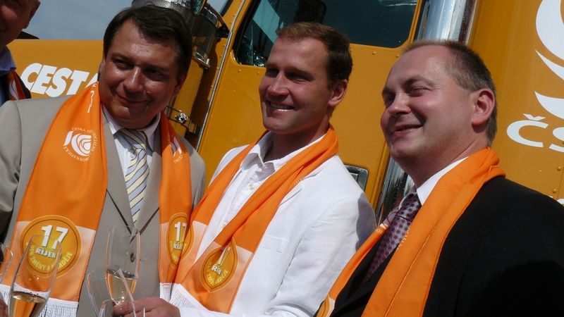 Jiří Paroubek, Jiří Šlégr a Michal Hašek připíjejí na úspěšnou jízdu oranžového trucku.