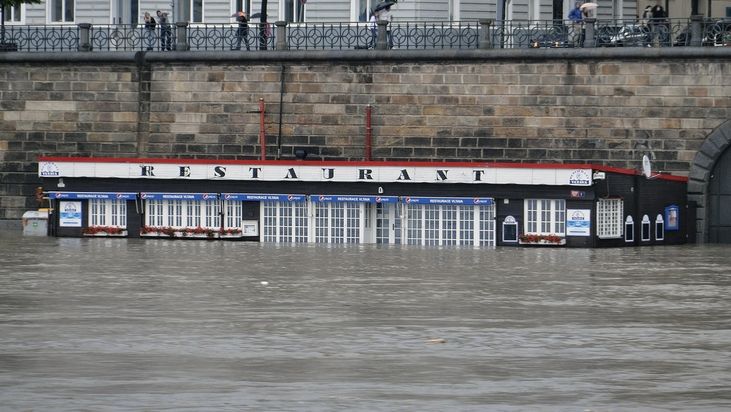 Částečně zaplavená restaurce na náplavce Vltavy v Praze.