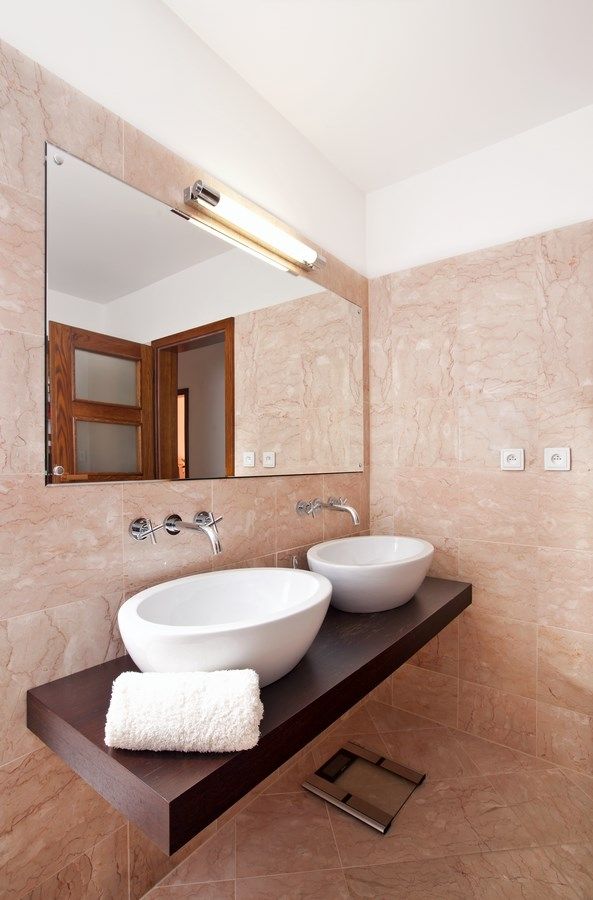Obklady i dlažba v koupelně jsou zhotoveny z mramoru přivezeného z Indie. 