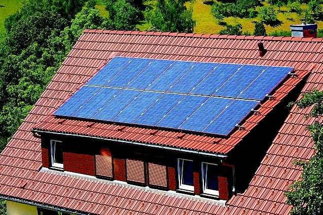 Náklady na energie pomohou snížit sluneční kolektory pro předehřev teplé užitkové vody.
