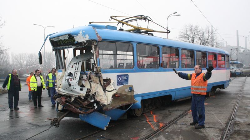 Následky srážky tramvaje s nákladním vozidlem v Ostravě