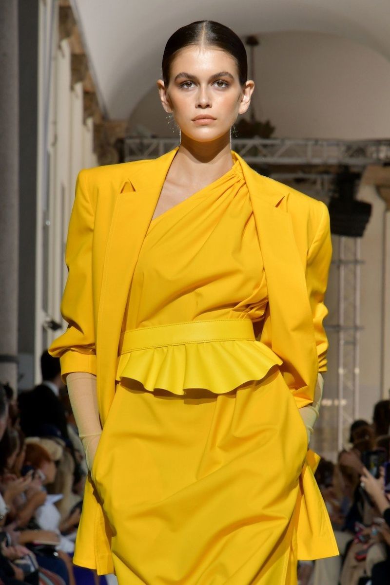Žluté šaty s ladícím kabátem