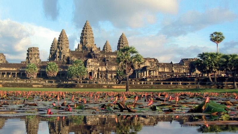Viděli jste někdy státní vlajku Kambodžského království? Ano? Pak víte, že Angkor Vat se tyčí v jejím středu.