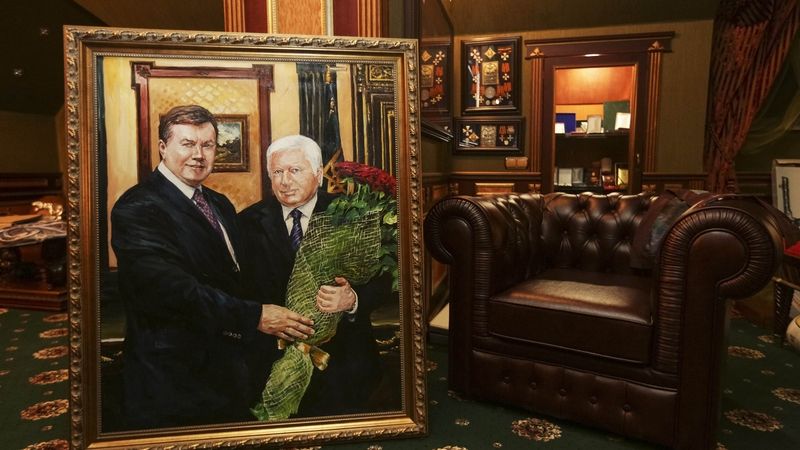 Malba někdejšího generálního prokurátora a se sesazeným prezidentem Janukovičem