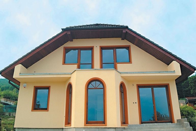 Dřevěná okna typu euro jsou zhotovena ze třívrstvých lepených hranolů.