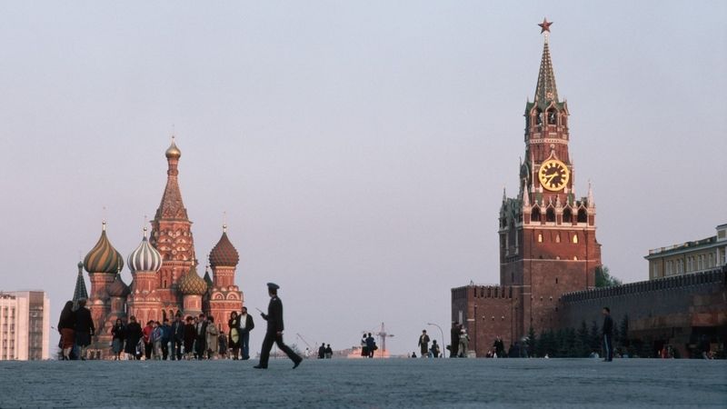 Hodiny na Rudém náměstí v Moskvě se v noci na neděli nevrátily o hodinu zpět stejně jako časoměřiče v celém Rusku.