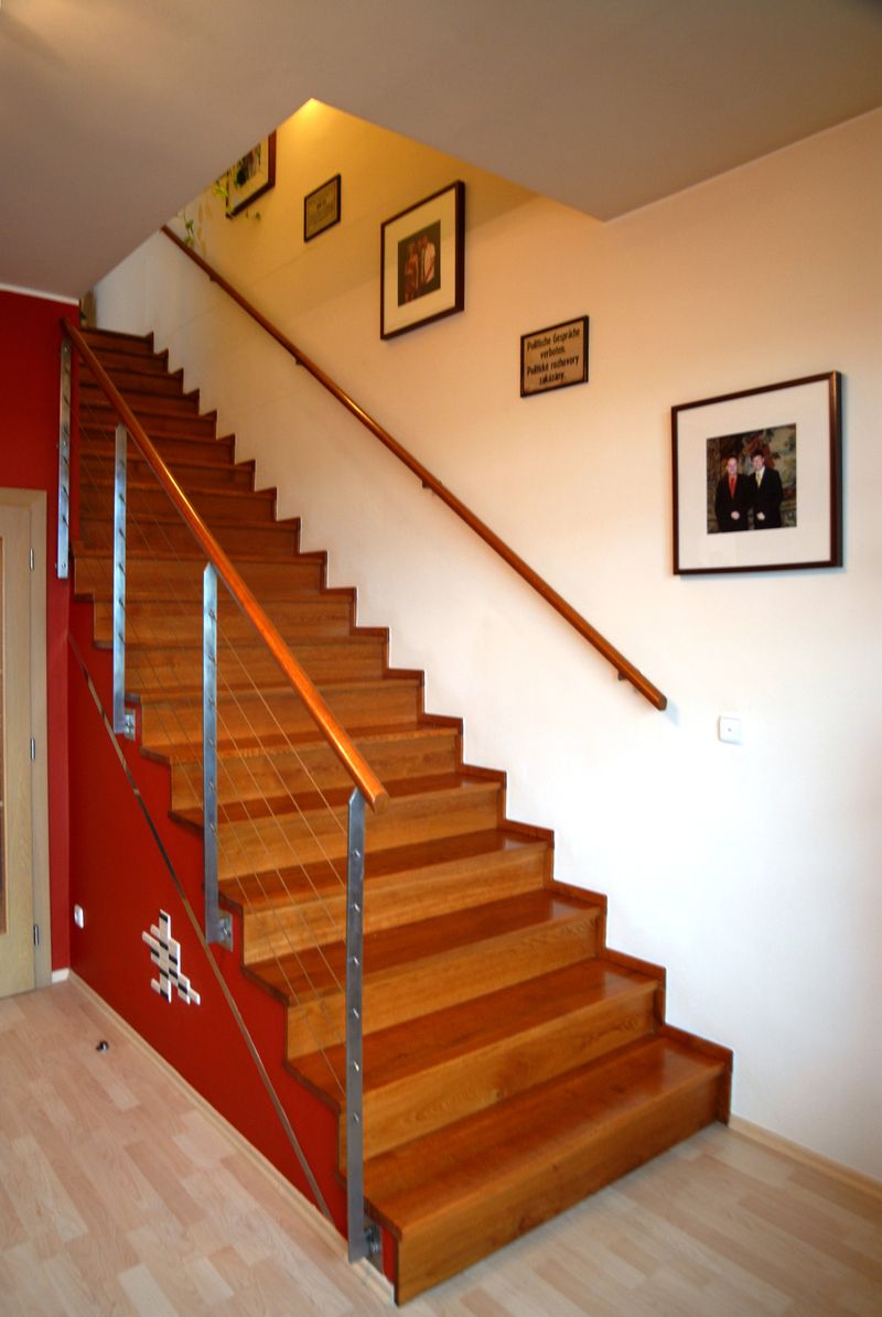 I vnitřní schodiště potvrzuje vzdušnost, originálnost a velkorysost řešení bytu.
