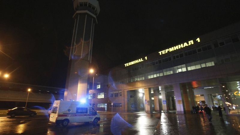 Ambulance na letišti v Kazani, kde havaroval boeing s 50 lidmi na palubě.