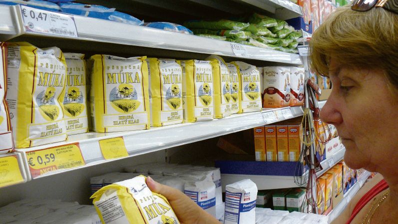 Slováci by rádi kupovali slovenské potraviny, těch ale v nabídce obchodů ubývá.