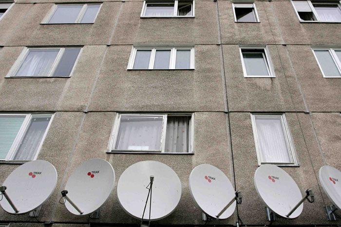 Náhrdelník ze satelitů zdobí panelový dům v maďarském Miskolci, pro mnoho lidí je televizor stále oblíbenou formou zábavy.