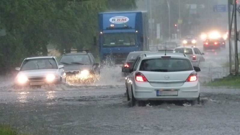 V úterý odpoledne napršelo v Hradci Králové minimálně 25 milimetrů vody. Mnohé z městských kanálů návaly vody nezvládaly, zatopen byl například průjezd pod železnicí v městské části Věkoše.
