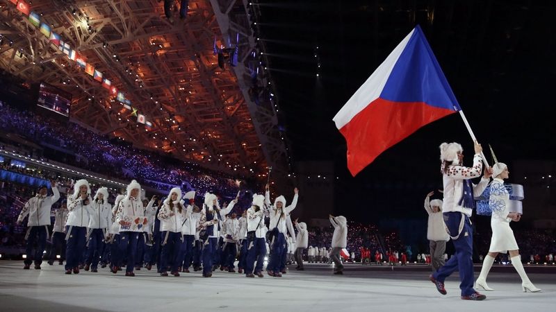 Šárka Strachová nese vlajku České republiky při slavnostní ceremonii na začátku olympiády v Soči
