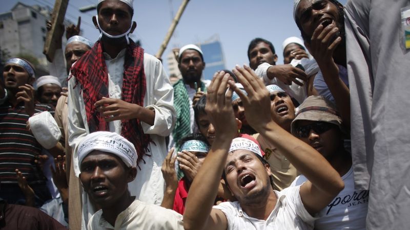 Islámští aktivisté, požadující zavedení trestu smrti za urážku islámu, se modlí během demonstrace v Dháce v Bangladéši. 