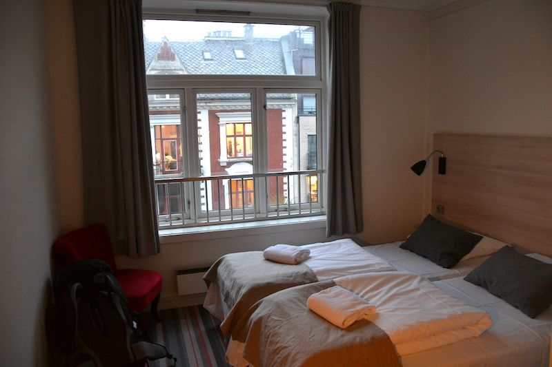 Takhle vypadá v Norsku pokoj v hostelu za tři tisíce za noc. Severské země jsou obecně dražší, ale i skromněji vybavené pokoje bývají velmi čisté.