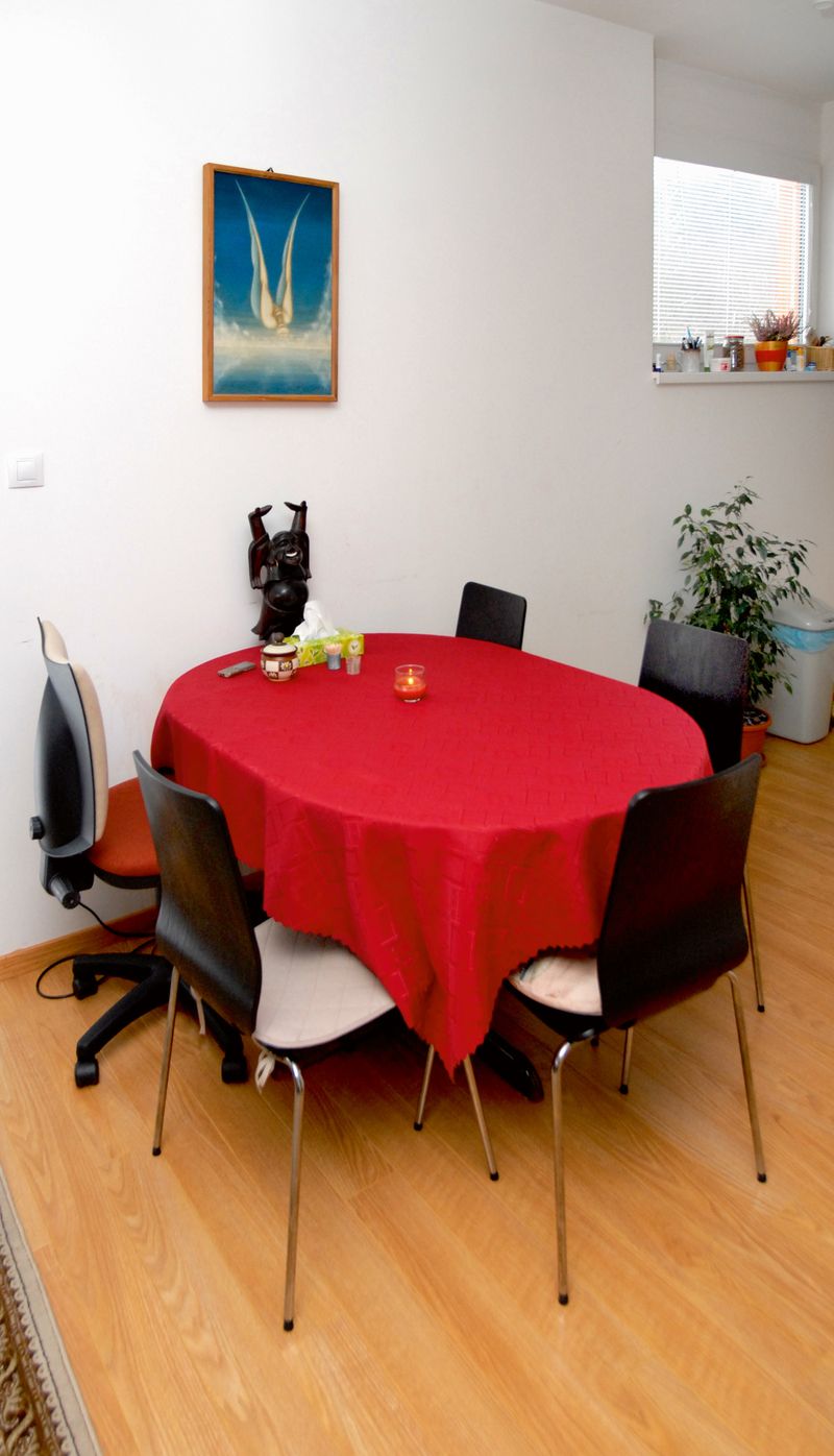 Jídelní stůl (s obrazem mystika Kurovského) tvoří předěl mezi kuchyní a obývací částí propojeného prostoru.