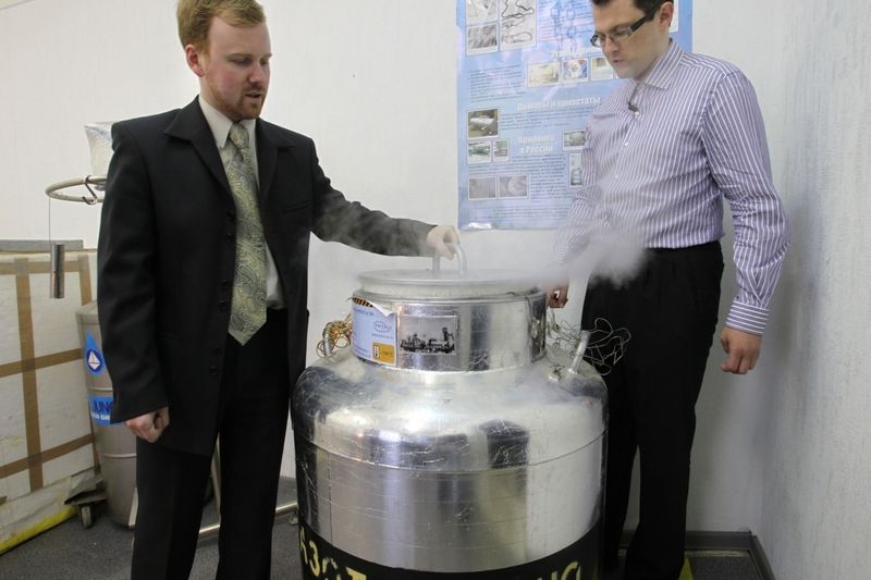 Šéf ruské firmy Kriorus Danila Medvěděv (vlevo) a jeden z potenciálních zákazníků u nádoby na lidský mozek