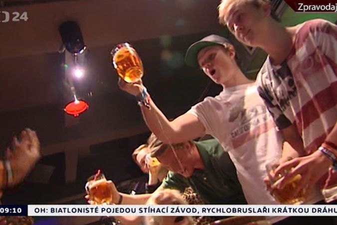 Mládí Dánové opět popíjí v Praze