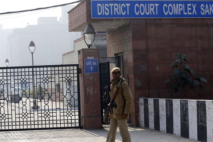 Indický policista před budovou soudu v Dillí