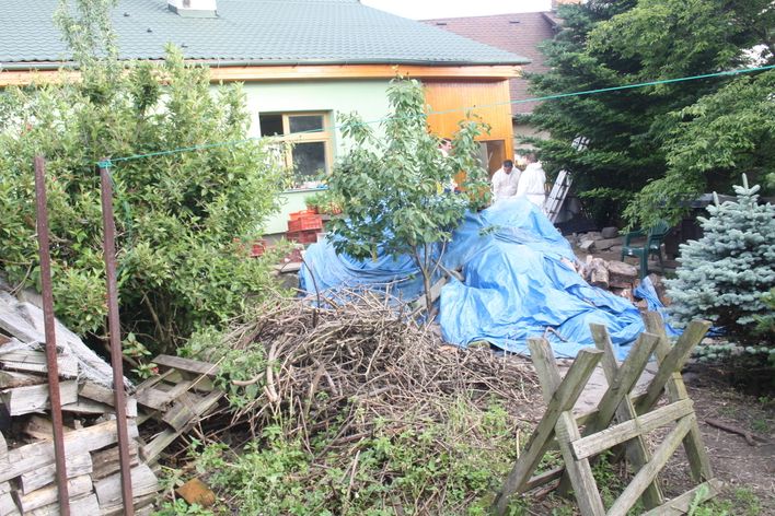 Kriminalisté pátrali po stopách i na zahradě domu.