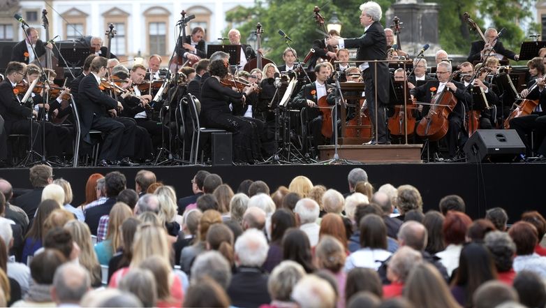 Jiří Bělohlávek diriguje Českou filharmonii na Hradčanském náměstí.