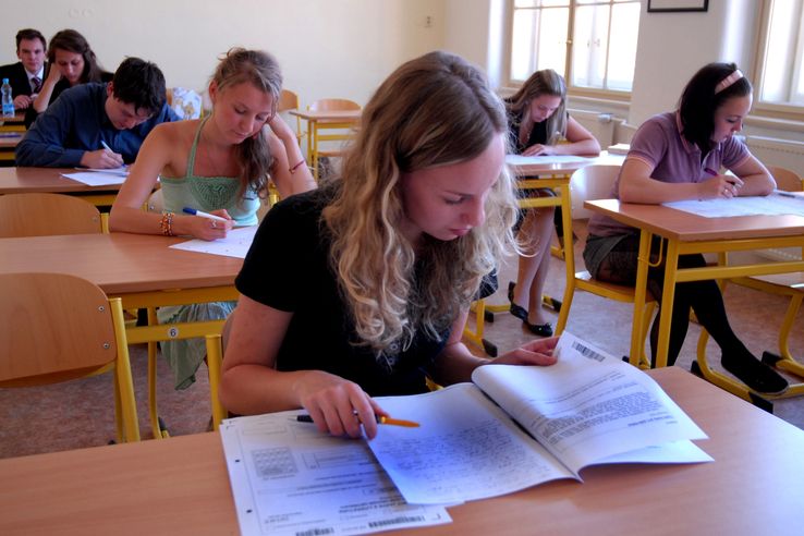 Studenti Obchodní akademie na pražských Vinohradech při zkoušce z češtiny