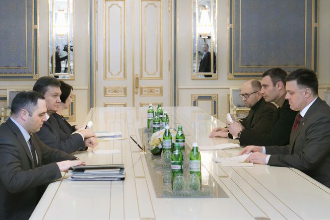 Jednání prezidenta Viktora Janukovyče (vlevo uprostřed) s představiteli ukrajinské opozice