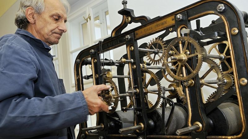 Vladislav Bukva při montáži věžního hodinového stroje na přerovském zámku