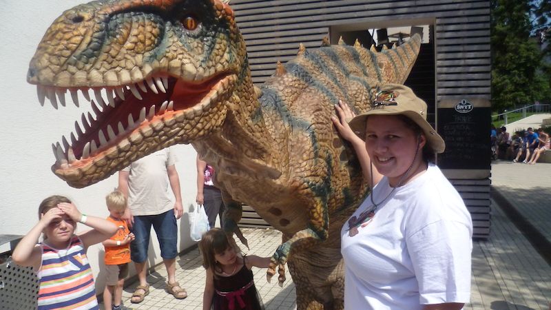 Tyrannosaurus rex Amálka se svojí ošetřovatelkou při svém představení v Ústí nad Orlicí.