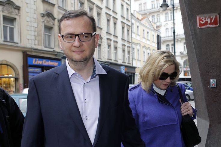 Bývalý premiér Petr Nečas doprovázel ve středu 26. února manželku Janu k výslechu na policii
