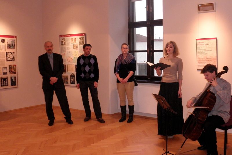 Na vernisáži výstavy zazněly židovské písně v podání Terezy Válkové a Dalibora Pimka