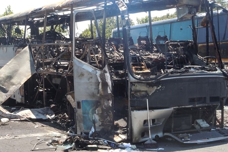 V autobuse zemřelo pět izraleských turistů, řidič a atentátník.
