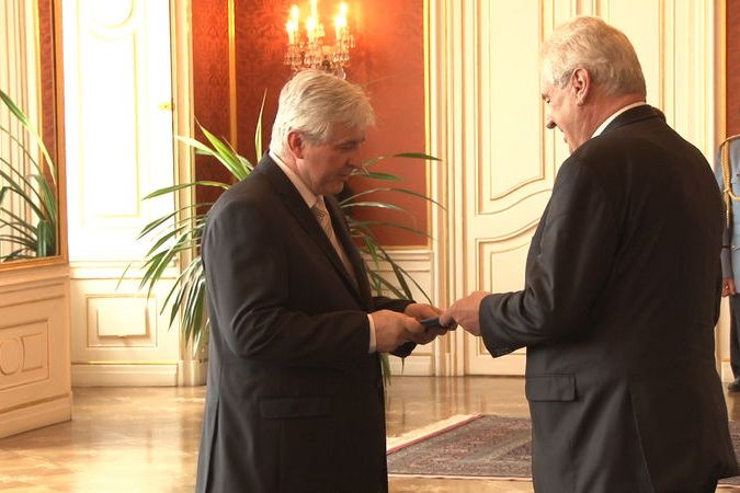 Prezident Miloš Zeman jmenoval Jiřího Rusnoka premiérem