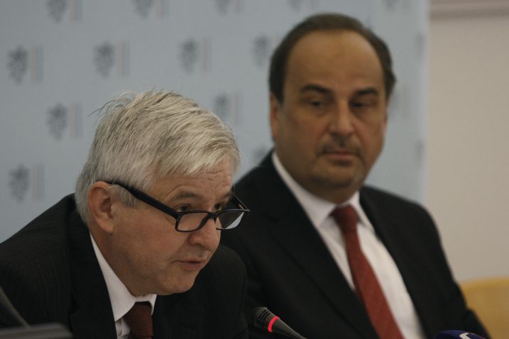 Premiér Jiří Rusnok (vlevo) s ministrem zahraničních věcí Janem Kohoutem