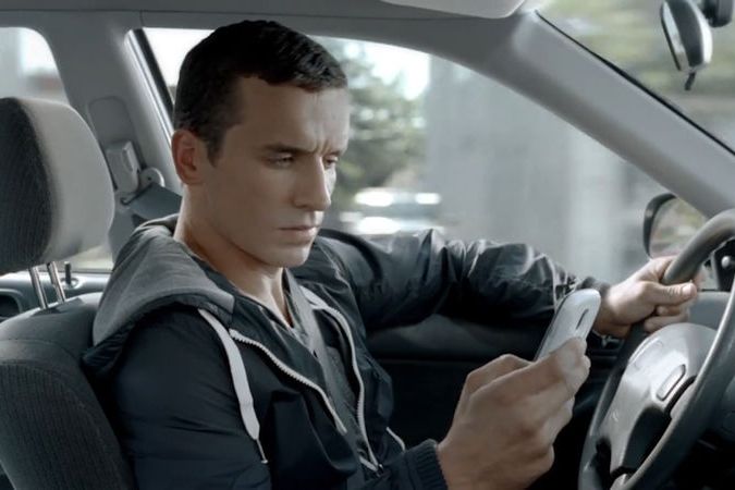 Reklama varuje před smskováním za volantem