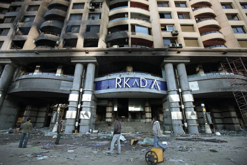 Zničené a vypálené obchodní centrum Arkadia v Káhiře.