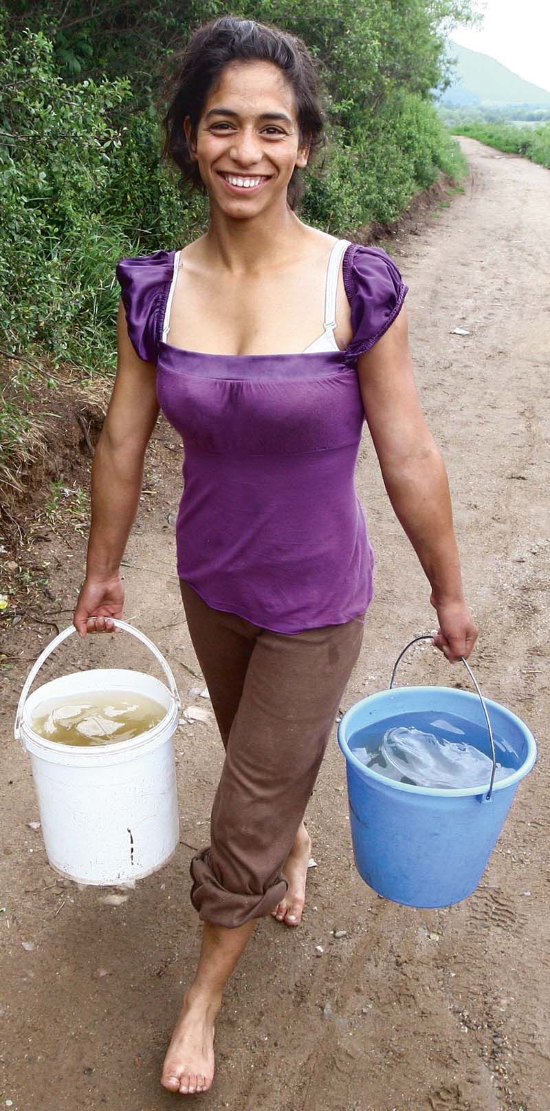 Se dvěma desetilitrovými kyblíky chodí Marie pro vodu téměř kilometr každý den. 