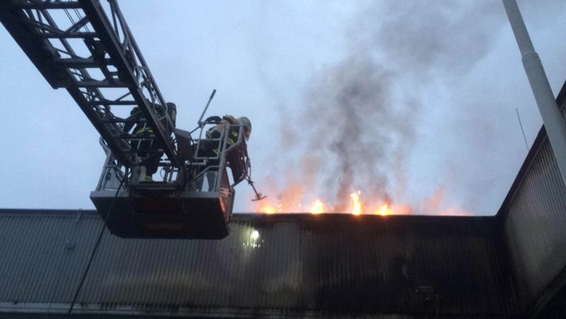 Hasiči v Olomouci bojují s požárem střechy autosalonu