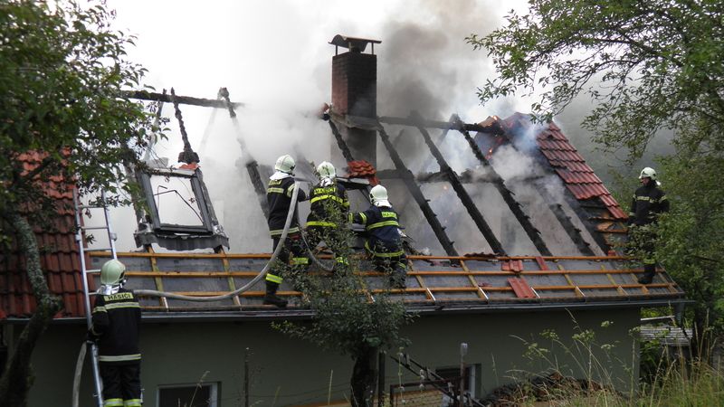 Plameny zcela zničily střechu a podkroví. 