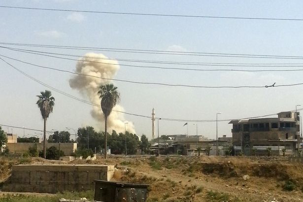 Hřib kouře mešitou zničenou sunnitskými radikály v Mosulu 