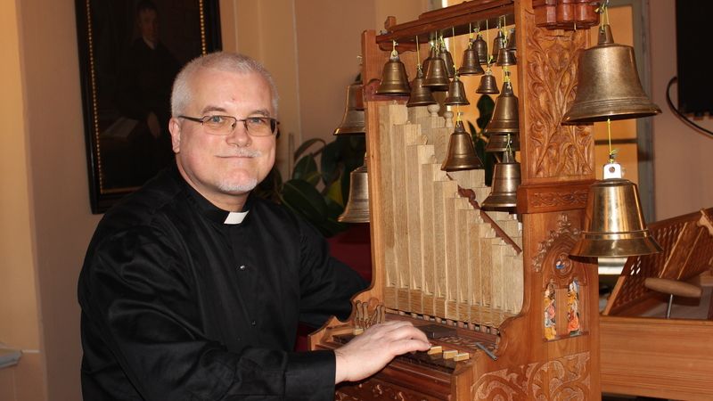 Vlašimský farář Jaroslav Konečný zahrál během koncertu v broumovském klášteře na dvě desítky historických hudebních nástrojů.