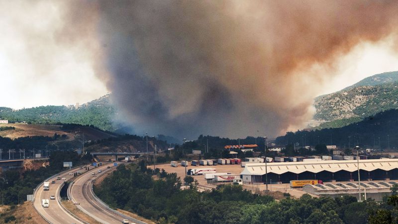 Dým z požáru nedaleko dálnice ve španělské La Jonqueře