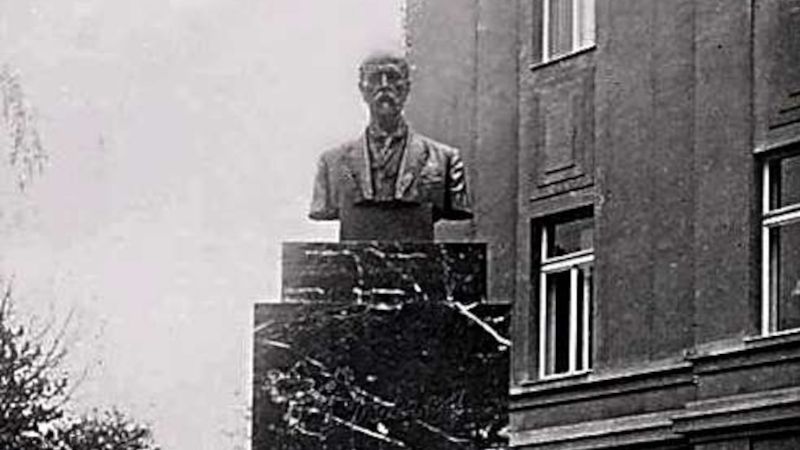 Původní busta byla dílem Jana Štursy