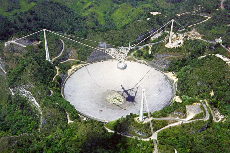 Takto vypadá obří radioteleskop Arecibo, který je největší svého druhu na světě. Říká se mu „Velké ucho“ 